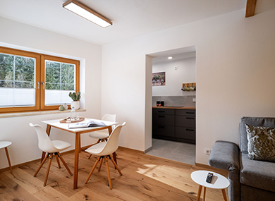 Apartment_Kleeblatt_Muehlberg_1a_Ellmau_Wohnraum_Esstisch_Galerie